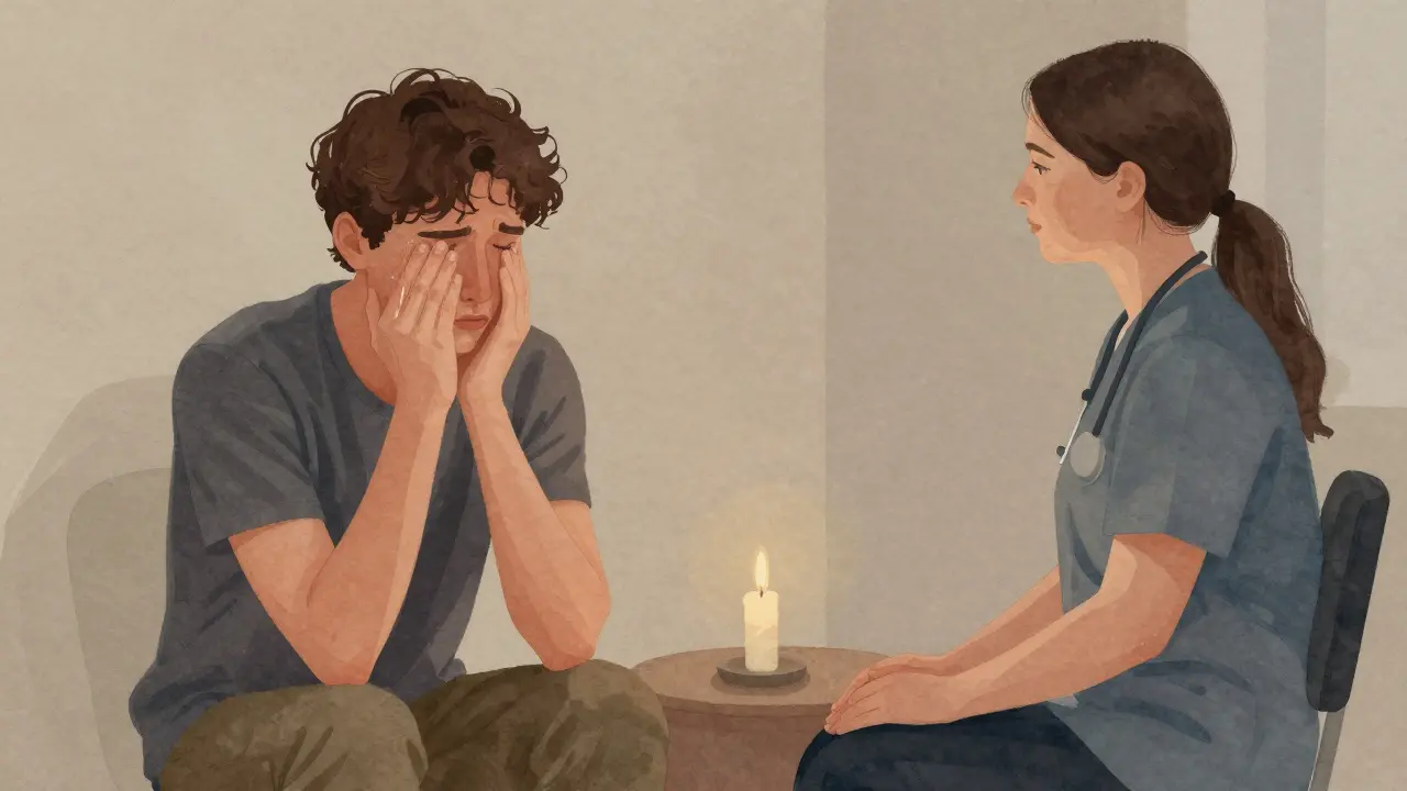 Osoba pláče pokojne počas masáže, terapeut sedí vedľa s úctou a bez dotyku.