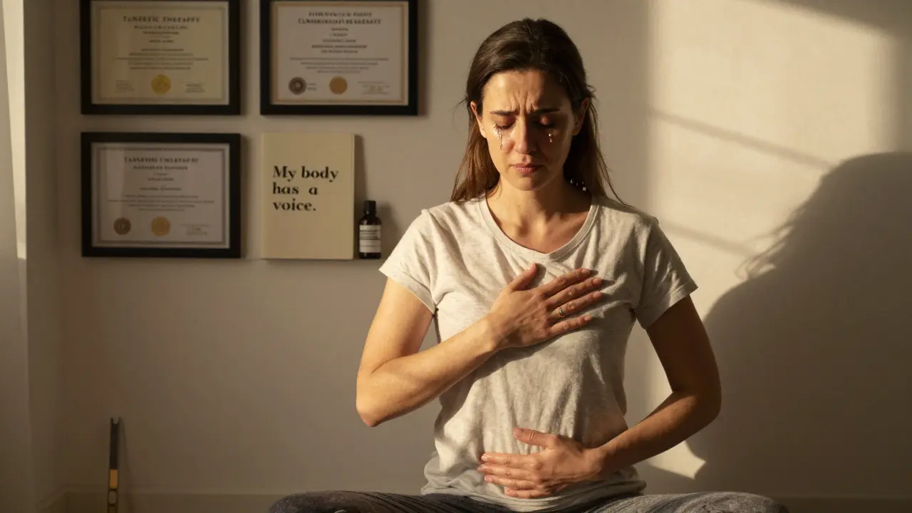 Žena medituje po tantrickej masáži, ruky na srdci a panve, slnko osvetľuje jej ticho a úľavu.